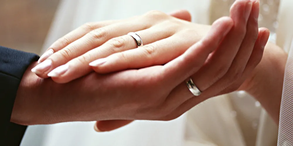 Imagem ilustrativa da imagem Alianças de namoro: tendência dos anos 40 retorna atualizada