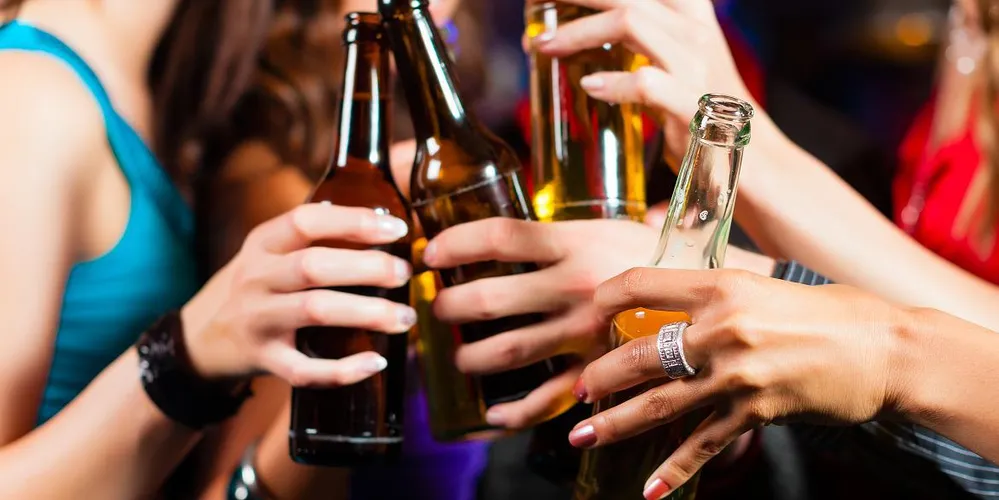 Imagem ilustrativa da imagem Jovens e bebidas alcoólicas: o que os pais podem fazer?