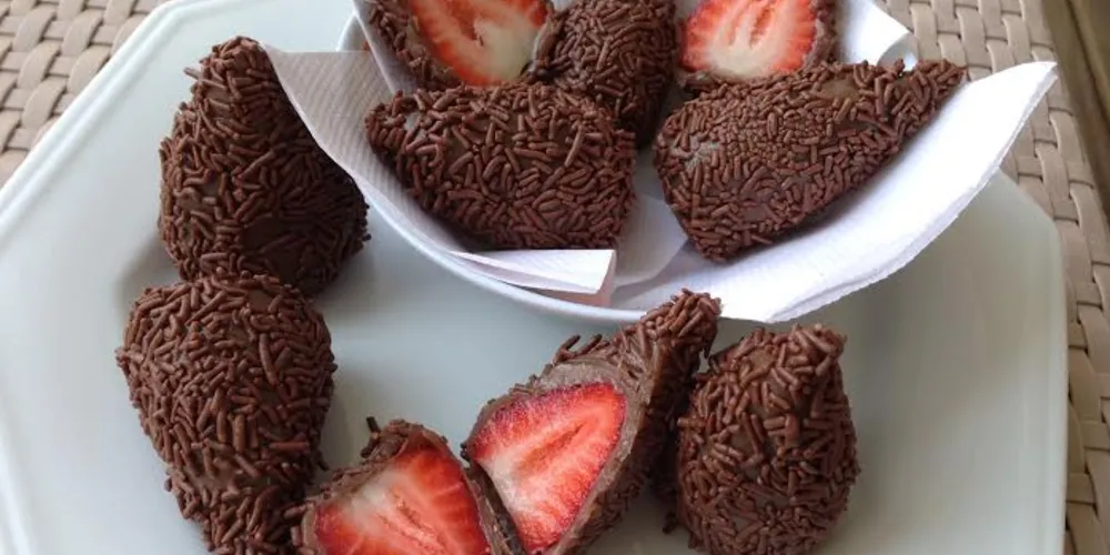 Imagem ilustrativa da imagem Aprenda a fazer coxinha de brigadeiro com morango