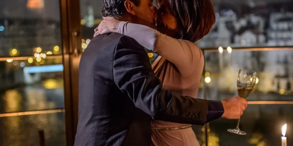 Imagem ilustrativa da imagem BABILÔNIA: Beatriz beija Evandro na noite de Ano Novo