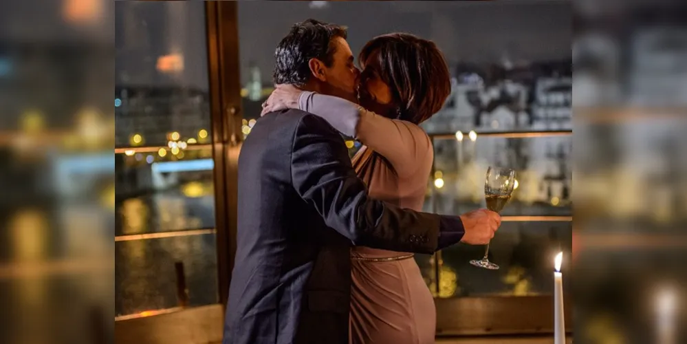 Imagem ilustrativa da imagem BABILÔNIA: Beatriz beija Evandro na noite de Ano Novo