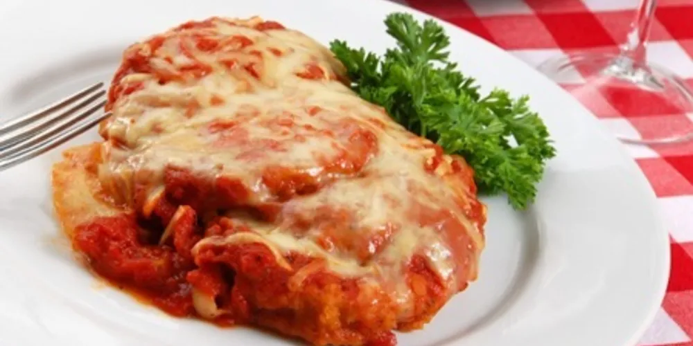 Imagem ilustrativa da imagem Frango à parmegiana é fácil, rápido e fica uma delícia