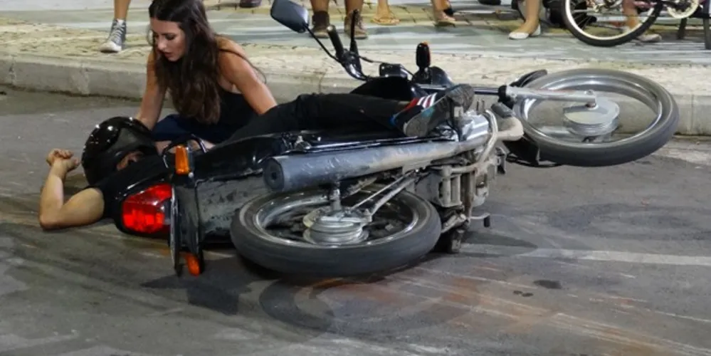 Imagem ilustrativa da imagem Cobra sofre acidente de moto e Jade se desespera