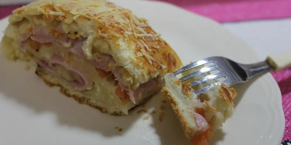 Imagem ilustrativa da imagem Aprenda a fazer um enrolado de presunto e queijo para o lanche do feriado