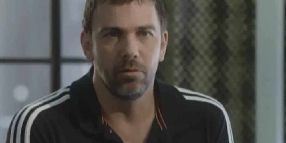 Imagem ilustrativa da imagem Malhação: Lobão flagra Pedro mexendo em uma gaveta