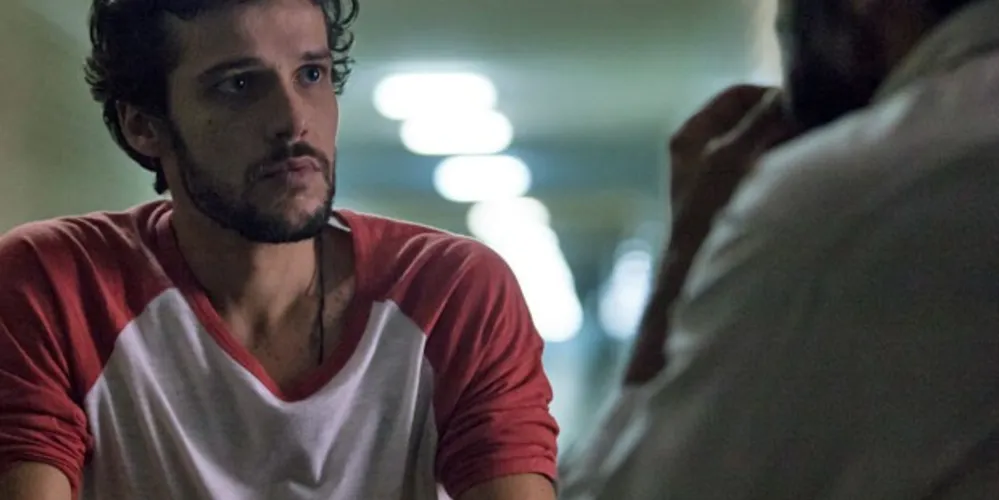 Imagem ilustrativa da imagem Pedro conta para Miguel que é incapaz de desistir de Júlia
