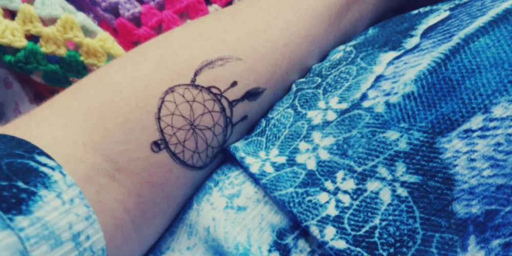Imagem ilustrativa da imagem Tatuagem de filtro dos sonhos: significado e inspirações