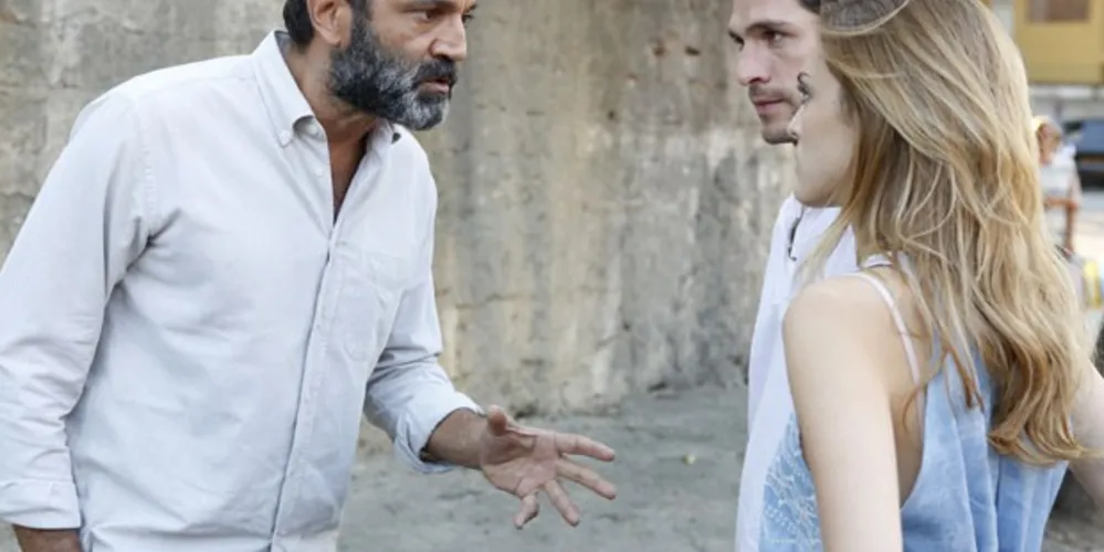 Imagem ilustrativa da imagem Miguel perde a cabeça e ofende Júlia