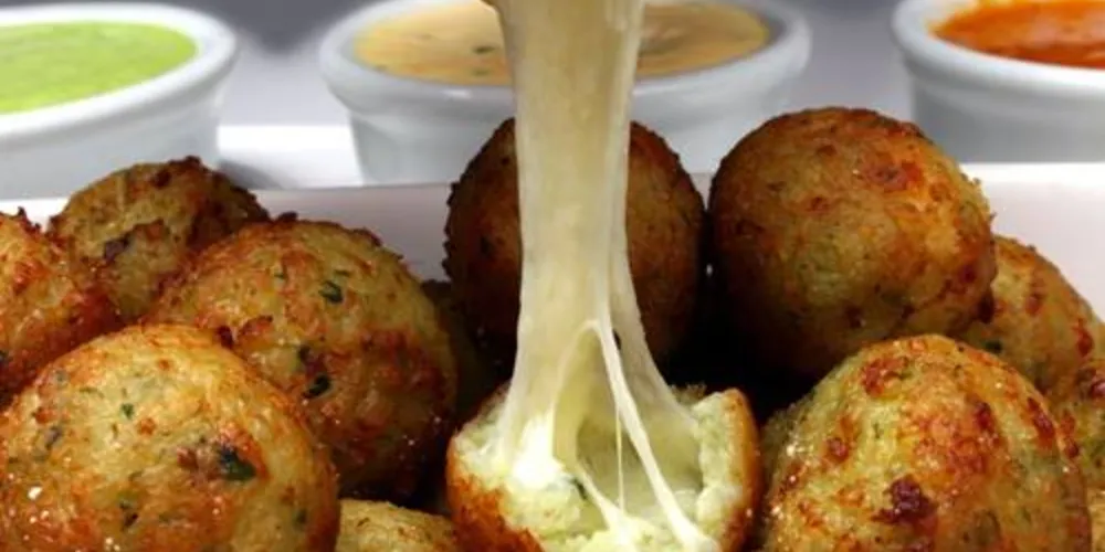 Imagem ilustrativa da imagem Com as sobras! Aprenda a fazer bolinho de arroz recheado com queijo!