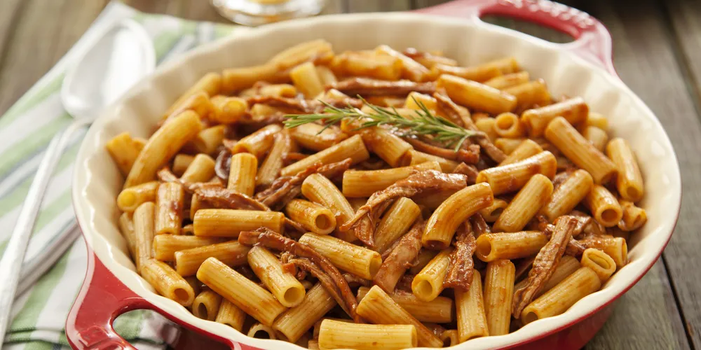 Imagem ilustrativa da imagem Para o jantar: macarrão com porco na cerveja preta