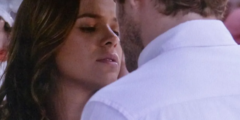 Imagem ilustrativa da imagem Grego observa Mari e Benjamin se beijando