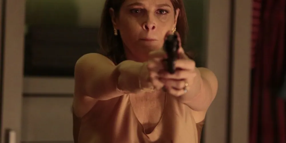 Imagem ilustrativa da imagem Últimos capítulos: Carolina briga com Alex e saca revólver