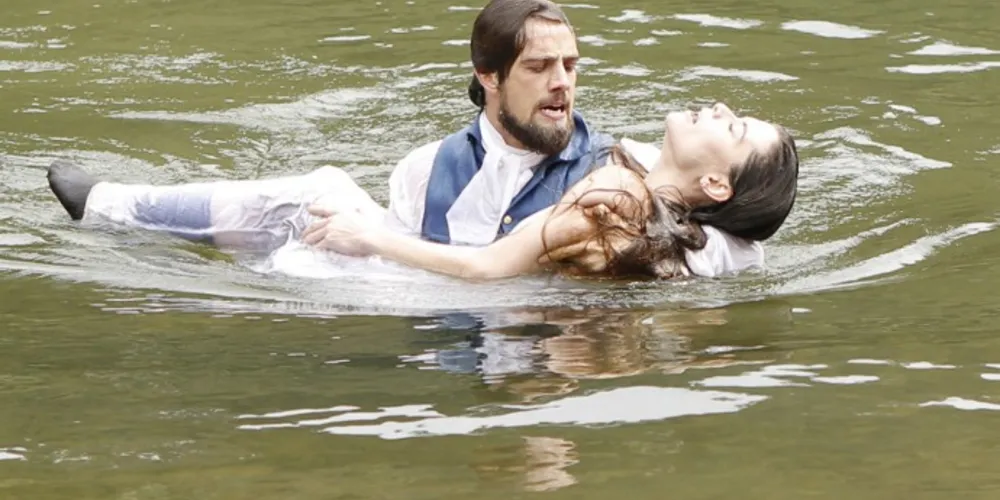 Imagem ilustrativa da imagem Felipe salva Lívia e a beija: 'Não ia me conformar nunca, meu amor'