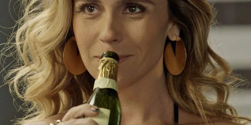 Imagem ilustrativa da imagem Atena oferece dinheiro a Romero em troca de sexo