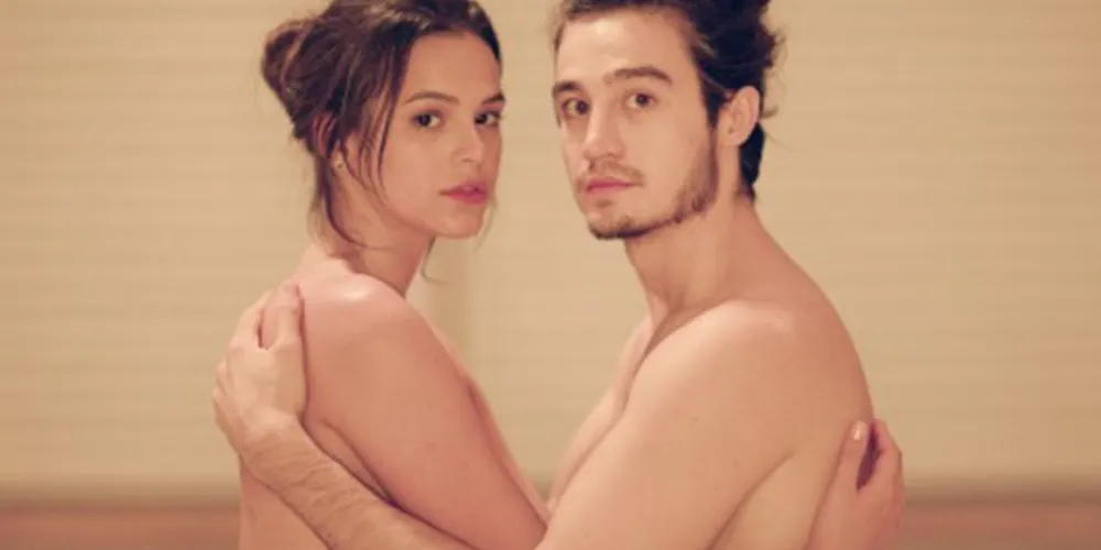 Imagem ilustrativa da imagem Seminus, Tiago Iorc e Bruna Marquezine se abraçam em novo clipe