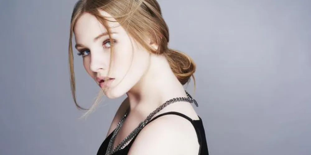 Imagem ilustrativa da imagem Coque baixo: penteado fácil e rápido para arrasar nas festas