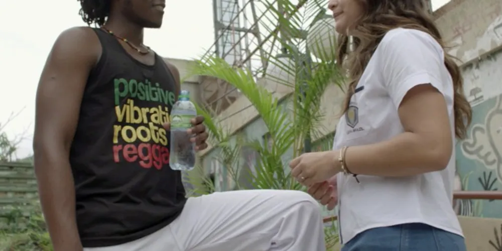 Imagem ilustrativa da imagem Beto e Lívia se beijam