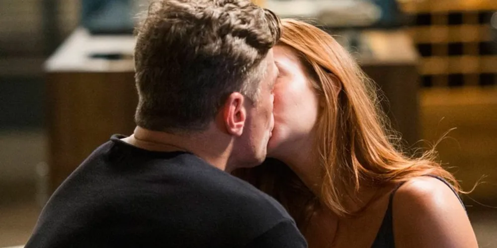 Imagem ilustrativa da imagem Arthur ensaia um beijo técnico com Eliza para o editorial romântico