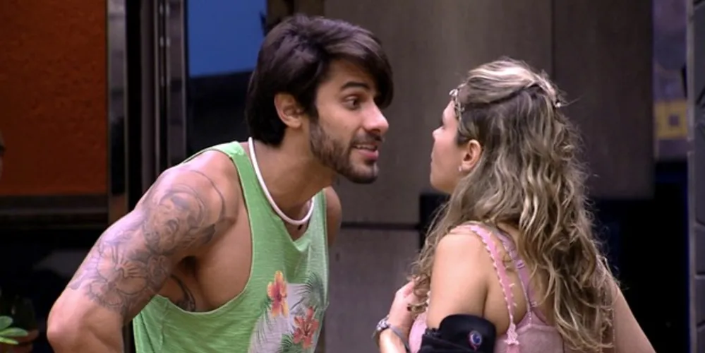 Imagem ilustrativa da imagem Ana Paula é desclassificada do BBB após dar tapas em Renan; Assista