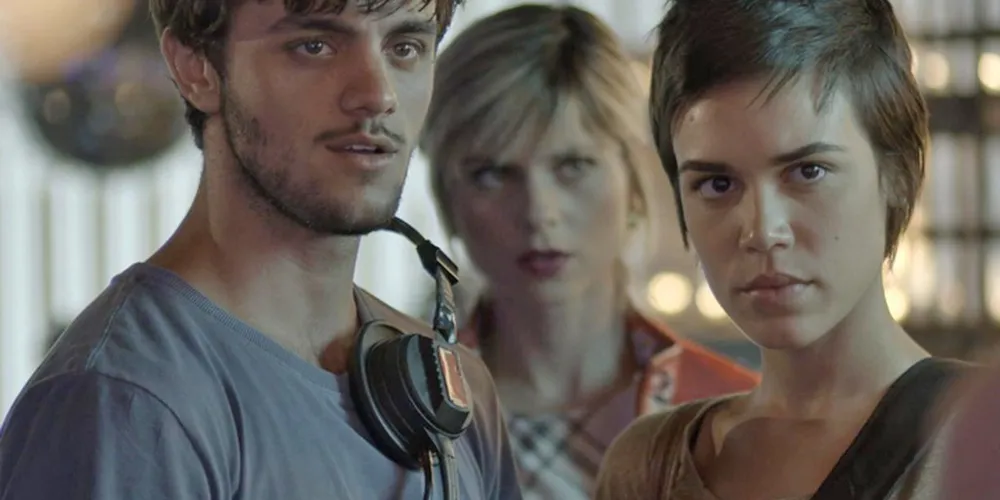 Imagem ilustrativa da imagem Jonatas e Leila percebem o clima de romance entre Eliza e Arthur