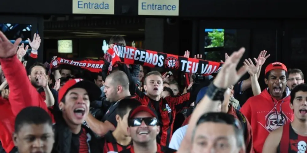 Imagem ilustrativa da imagem Torcida lota aeroporto no embarque do Atlético-PR