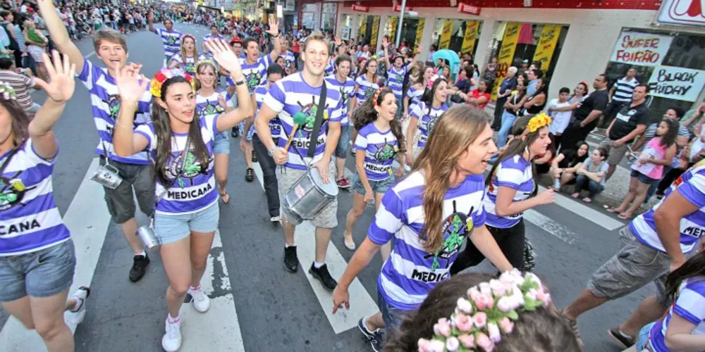 Imagem ilustrativa da imagem Desfile de abertura terá 88 blocos e 4 mil pessoas