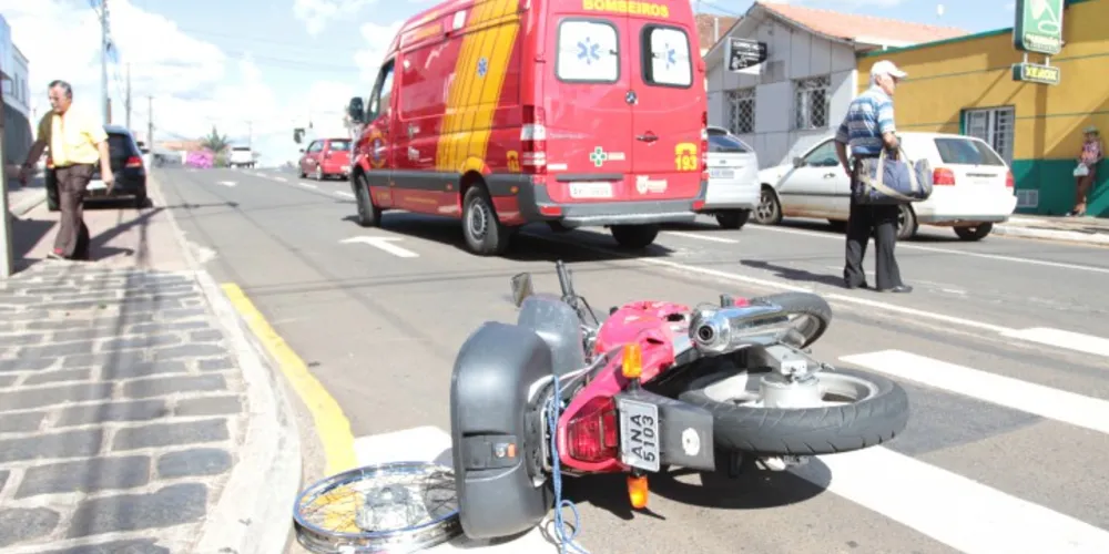 Imagem ilustrativa da imagem Acidente entre carro e moto deixa um homem ferido