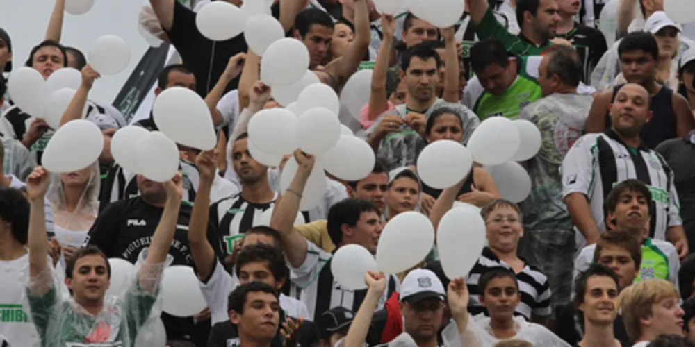 Imagem ilustrativa da imagem Figueirense empata com Bragantino e retorna à Série A