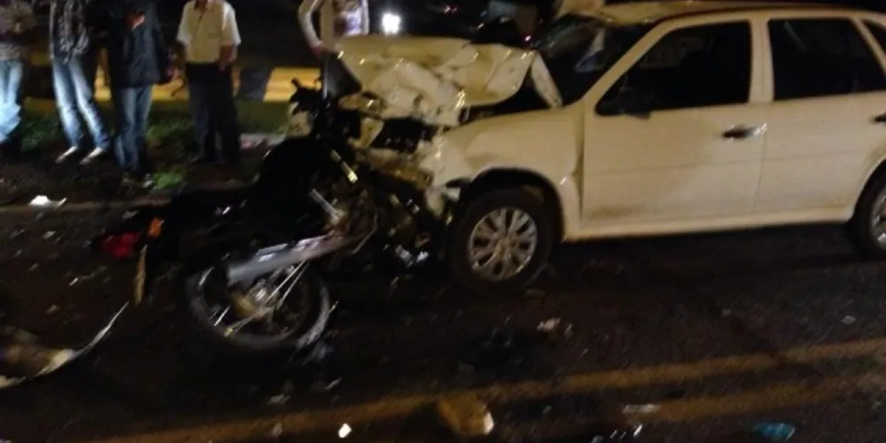 Imagem ilustrativa da imagem Acidente envolvendo motos e carro causa morte de motociclista