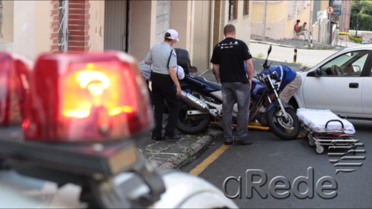 Imagem ilustrativa da imagem Motociclista sofre queda ao tentar desviar de carro