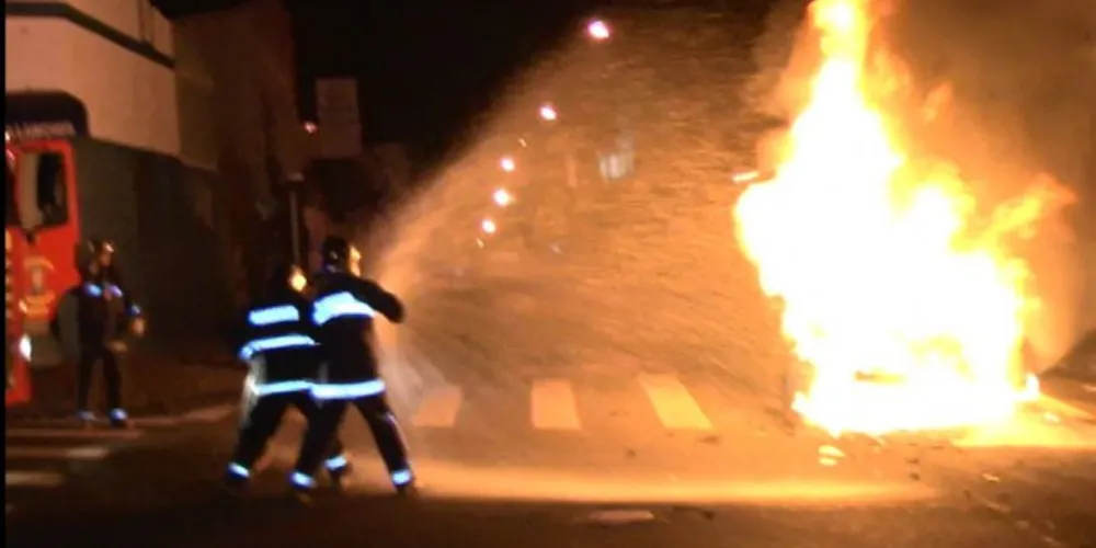 Imagem ilustrativa da imagem Carro bate, pega fogo e explode