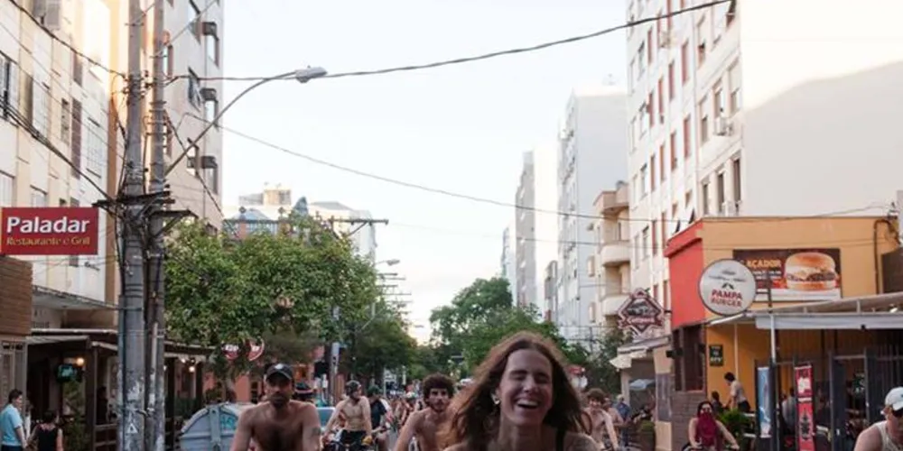 Imagem ilustrativa da imagem Ciclistas 'peladões' escandalizam na capital gaúcha