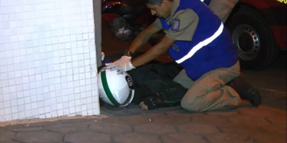 Imagem ilustrativa da imagem Motorista de carro foge depois de acidente com moto