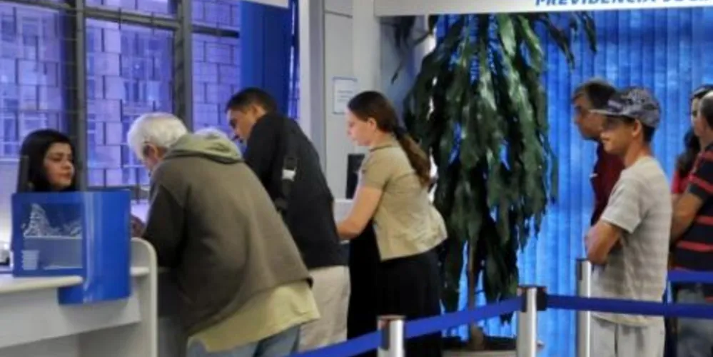 Imagem ilustrativa da imagem Idoso morre enquanto esperava na fila do INSS em Curitiba