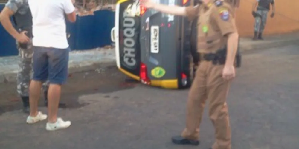 Imagem ilustrativa da imagem Viatura da PM capota e deixa 3 policiais feridos
