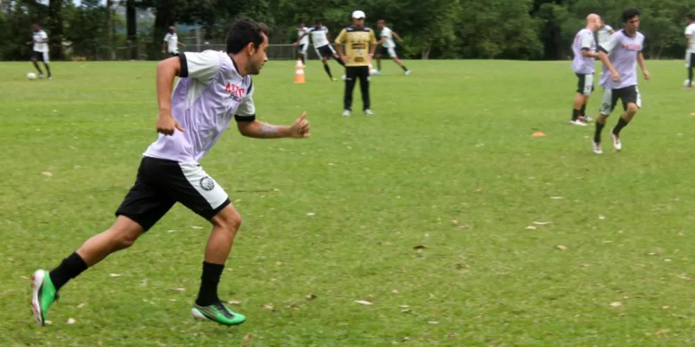 Imagem ilustrativa da imagem OFEC promove três jogadores da base ao elenco principal
