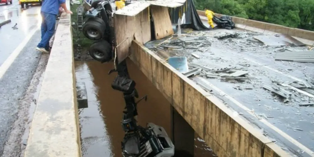Imagem ilustrativa da imagem Caminhão tomba sobre ponte e motorista está desaparecido
