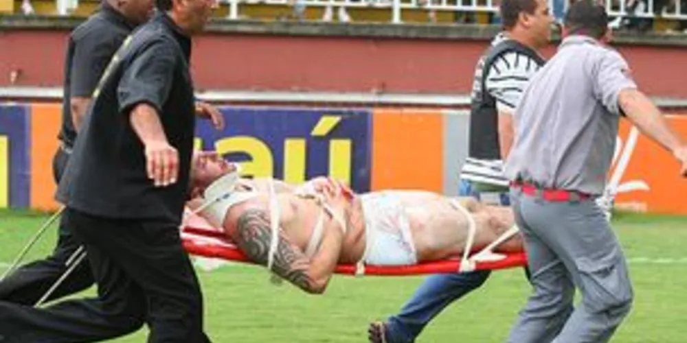 Imagem ilustrativa da imagem Em jogo de extremos, briga entre torcidas deixa três no hospital 
