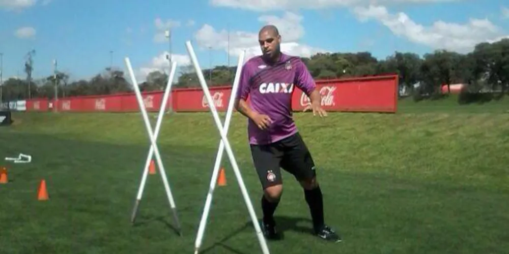 Imagem ilustrativa da imagem Adriano espera proposta do Furacão, diz empresário