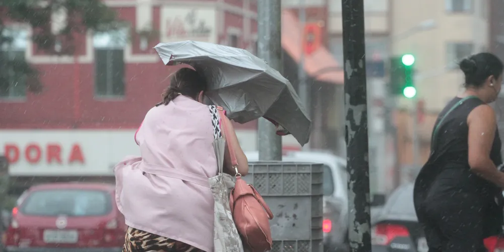 Imagem ilustrativa da imagem Mudança no tempo traz chuva forte e raios à região