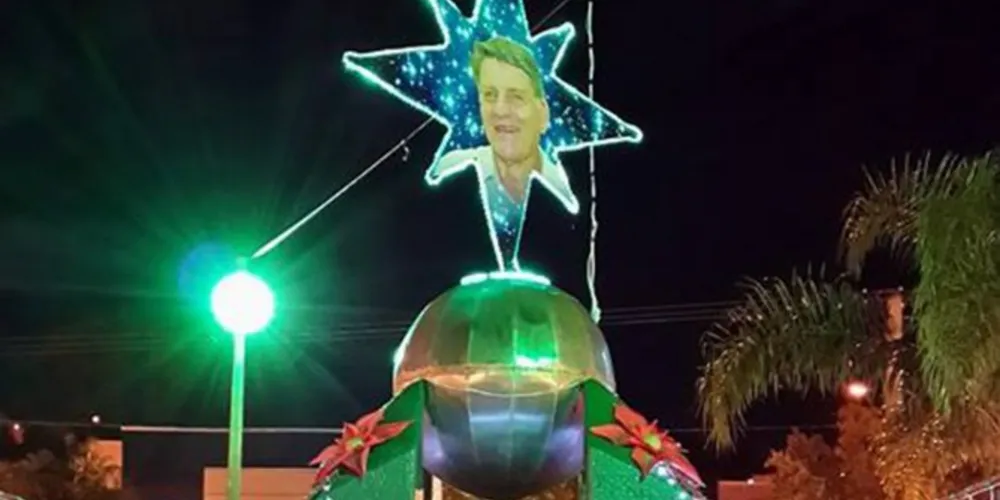 Imagem ilustrativa da imagem Decoração de Natal leva foto de prefeito morto