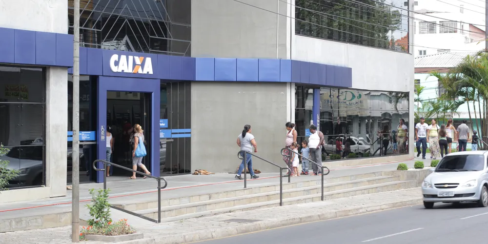 Imagem ilustrativa da imagem Bandidos levam R$ 3,4 mil em 'saidinha de banco'