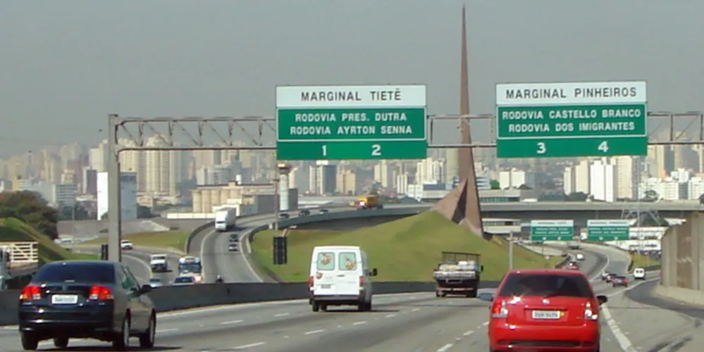Imagem ilustrativa da imagem Acidente entre ônibus e carreta deixa 26 feridos