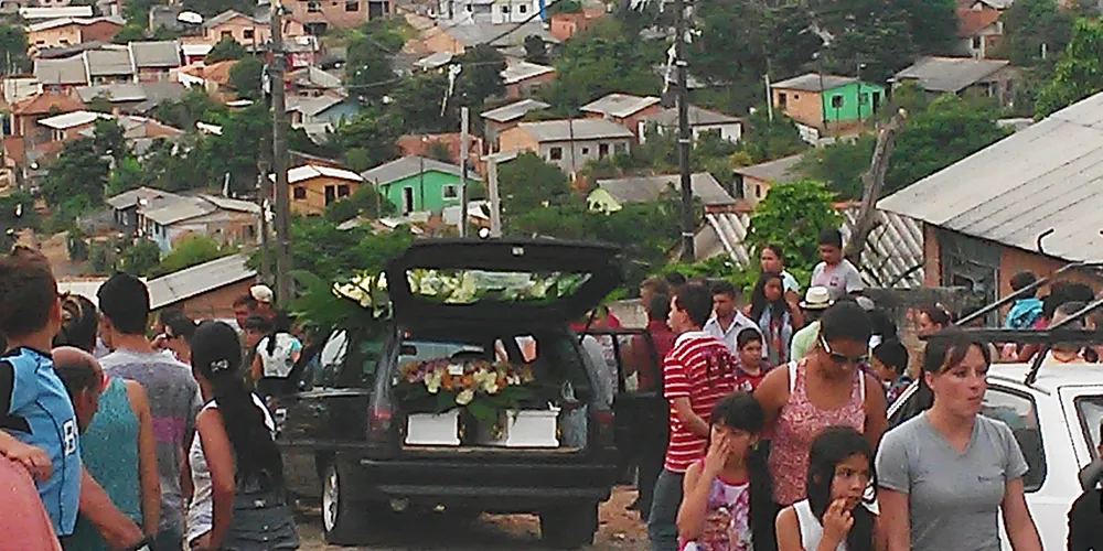 Imagem ilustrativa da imagem Enterro de crianças causa comoção em Ponta Grossa