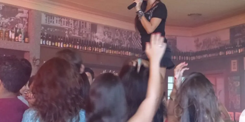 Imagem ilustrativa da imagem Anitta dá canja no bar dos médicos a pedido de Carlito