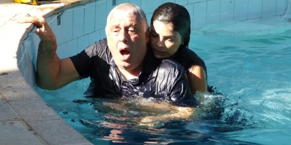 Imagem ilustrativa da imagem Aline pula em piscina e salva César da morte