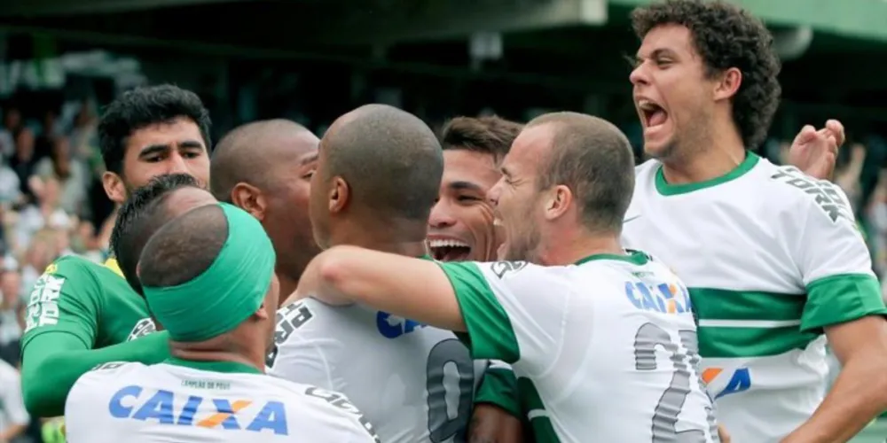 Imagem ilustrativa da imagem Coritiba vence Botafogo por 2 a 1 e deixa zona da degola