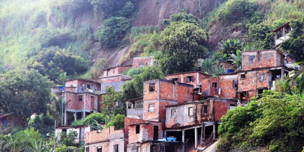 Imagem ilustrativa da imagem RJ tem 83 mil pessoas vivendo em área de risco iminente