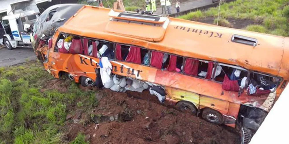 Imagem ilustrativa da imagem Ônibus cai de viaduto, mata seis e 32 ficam feridos