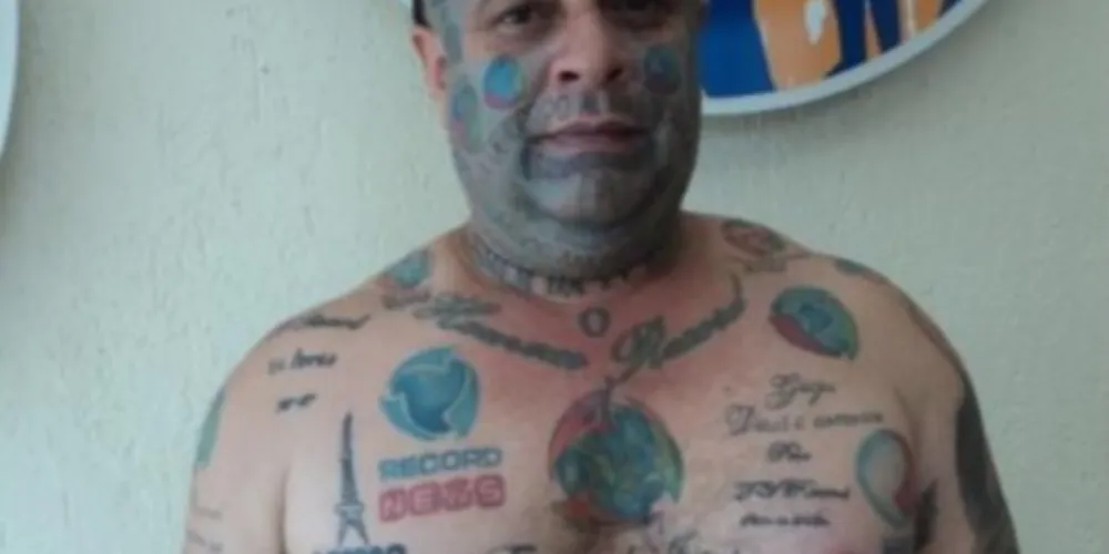 Imagem ilustrativa da imagem Homem faz tatuagem no rosto, e no corpo, de emissora de TV